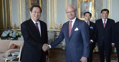 Yu Zhengsheng (L), current chairman of the Chinese People's Political Consultative Conference (CPPCC National Committee), shakes hands with King Carl Gustaf of Sweden during an audience on June 3, 2013 at the Royal Palace in Stockholm. (Leif R Jansson / Scanpix / Sweden)