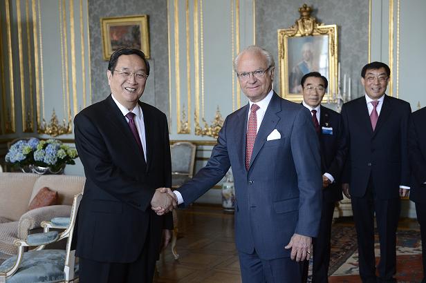 Yu Zhengsheng (L), current chairman of the Chinese People's Political Consultative Conference (CPPCC National Committee), shakes hands with King Carl Gustaf of Sweden during an audience on June 3, 2013 at the Royal Palace in Stockholm. (Leif R Jansson / Scanpix / Sweden)