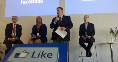 Facebook's server centre in Luleå unveiled by Tom Furlong. (David Zimmer / Sveriges Radio)