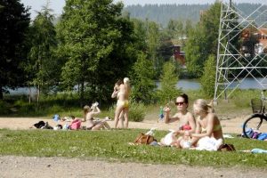 Sun-worshippers at Lake Tuomiojärvi in the municipality of Jyväskylä in central Finland. (Terri Niemi / Yle)
