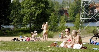 Sun-worshippers at Lake Tuomiojärvi in the municipality of Jyväskylä in central Finland. (Terri Niemi / Yle)