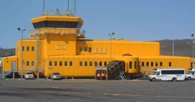 La construction du nouvel aéroport d'Iqaluit représente à ce jour le plus gros investissement du gouvernement territorial. (Pat Nagel / CBC)