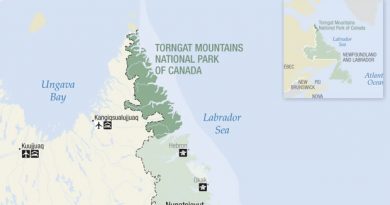 À l’extrémité nord de la côte du Labrador se trouve une chaîne de hautes montagnes arides aux précipices abrupts qui s’enfonce dans les terres depuis la mer et que les Inuits d’autrefois considéraient comme la demeure de l’esprit suprême de leur mythologie. Le nom qu’ils donnaient à cette région, Torngait, signifie « lieu habité par les esprits » et s’explique par la présence de Torngarsoak, qu’ils croyaient maîtriser la vie des animaux marins et qu’ils représentaient sous la forme d’un ours polaire gigantesque. (Citation est tirée de GSC Memoir 91 : The Labrador Eskimo d’Ernest W. Hawkes, anthropologue qui a visité le Labrador en 1914 dans le cadre d’une expédition de la Commission géologique du Canada.)