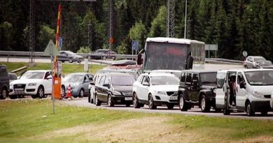 Queues at the eastern border sometimes hold up tourists from Russia. (Yle)