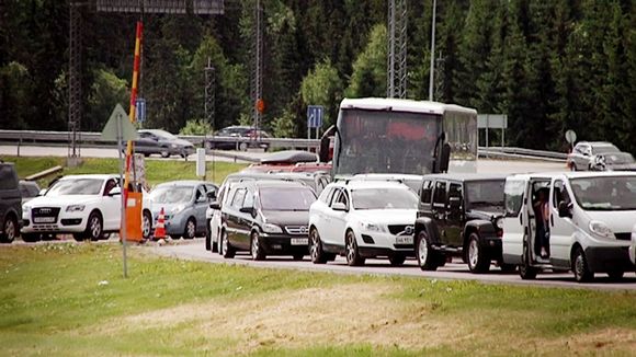 Queues at the eastern border sometimes hold up tourists from Russia. (Yle)