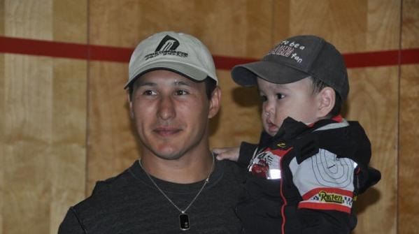 Tootoo hangs out with one of the youngest hockey fans in town. (Emily Ridlington/CBC)