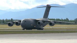 Two-hundred soldiers from Queubec arrived in Whitehorse on Sunday for Operation Nanook. They flew in on an Airbus and a Boeing C-17 Globemaster, the biggest plane in the Canadian airforce. (Dave Croft/CBC)