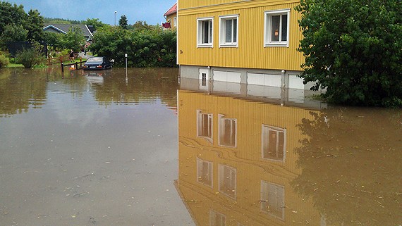 Flooding near Söderhamn. (Christian Höijer/Sveriges Radio)