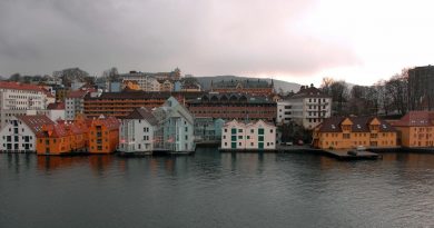 Four passengers were transported by helicopter and ambulance to hospitals in the Norwegian towns or Bergen and Förde. (Marcel Mochet / AFP)