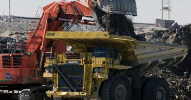 A excavator loads over burden rock into a heavy hauler at the Diavik diamond mine at Lac de Gras, approximately 300 km north east of Yellowknife. (Adrian Wyld/Canadian Press)