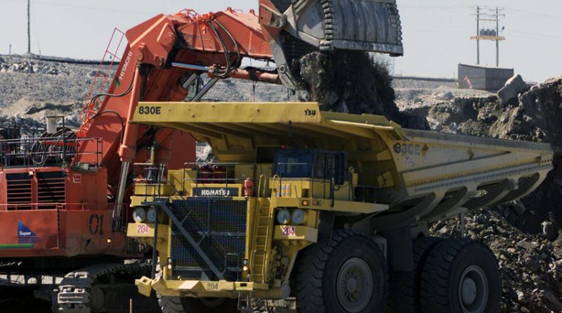 A excavator loads over burden rock into a heavy hauler at the Diavik diamond mine at Lac de Gras, approximately 300 km north east of Yellowknife. (Adrian Wyld/Canadian Press)