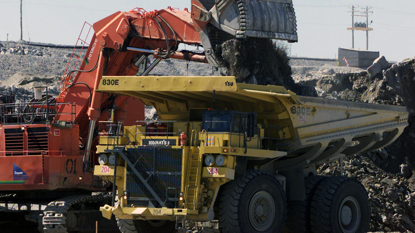 A excavator loads over burden rock into a heavy hauler at the Diavik diamond mine at Lac de Gras, approximately 300 km north east of Yellowknife. (Adrian Wyld/Canadian Press)