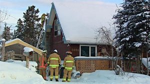 Cinq personnes sont mortes empoisonnées au monoxyde de carbone dans cette maison du quartier Porter Creek de Whitehorse le 29 janvier 2012. (CBC)