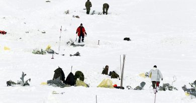 Police, military and members of the Swedish accident investigation authority on March 18, 2012 investigating the area where a Norwegian Hercules airplane crashed. (AFP)