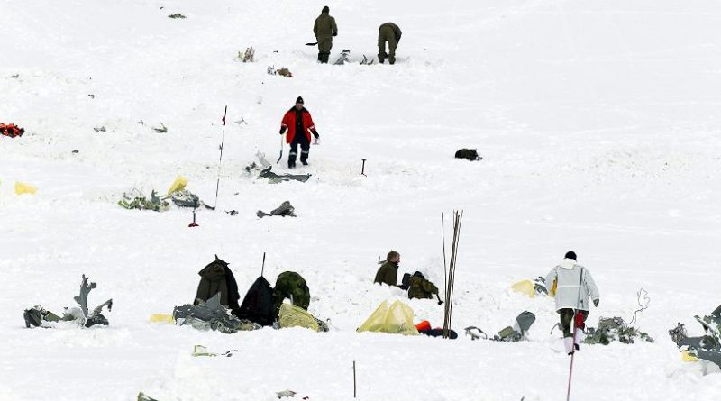 Police, military and members of the Swedish accident investigation authority on March 18, 2012 investigating the area where a Norwegian Hercules airplane crashed. (AFP)