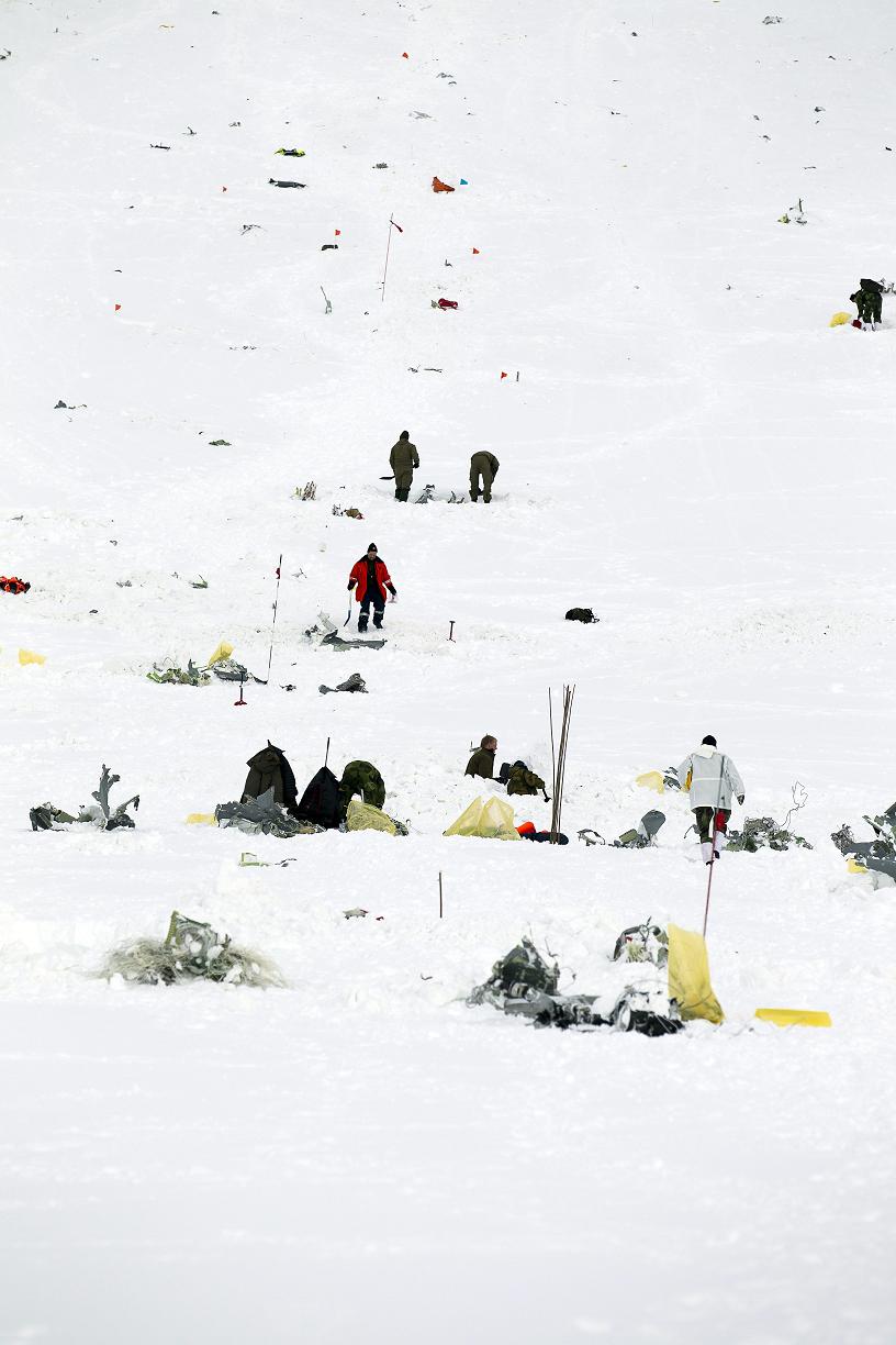 Police, military and members of the Swedish accident investigation authority on March 18, 2012 investigating the area where a Norwegian Hercules airplane crashed. (AFP)