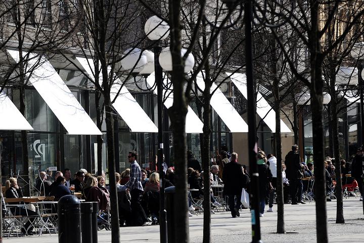 A café in Stockholm, Sweden. How do lifestyle choices like eating out affect the environment? (Olivier Morin/AFP)