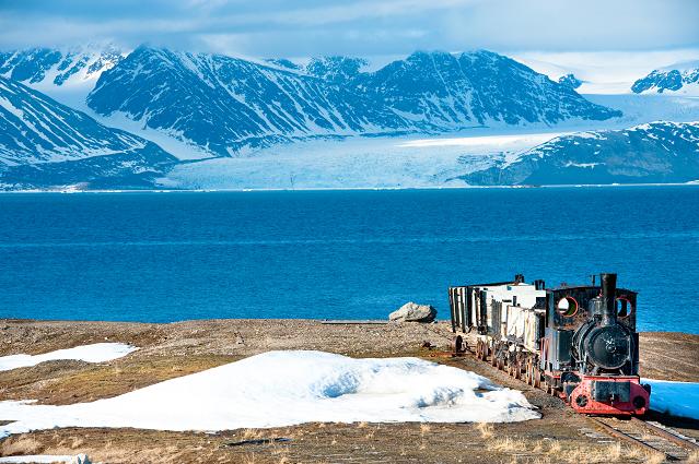 View of a former coal mine train in the science base of Ny-Alesund on the Svalbard archipelago in the Norwegian Arctic. (Martin Bureau / AFP)