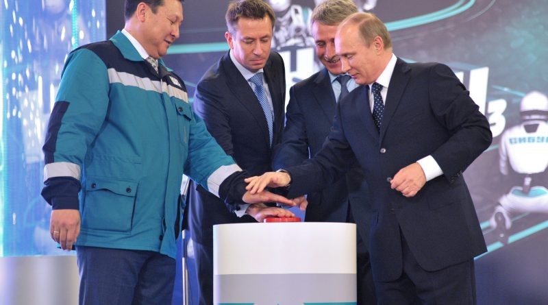 Novatek chairman of the board Leonid Mikhelson (2nd R) on October 15, 2013. Novatek, Russia's largest gas independent, agreed to supply 3 million tonnes per year of LNG to CNPC, one of the partners in its $20 billion project on the Arctic Yamal peninsula (AFP)