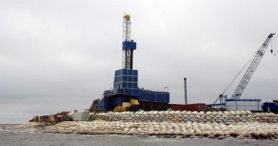 A drilling rig sit on Oooguruk Island off of the coast of Alaska's North Slope on 2007. (Steve Quinn / AP)