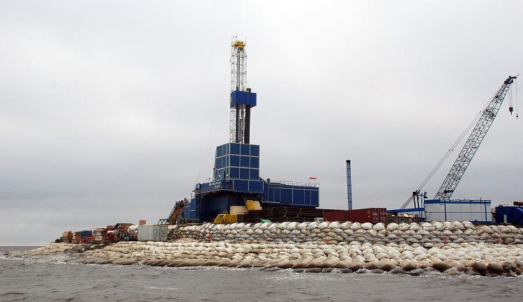 A drilling rig sit on Oooguruk Island off of the coast of Alaska's North Slope on 2007. (Steve Quinn / AP)