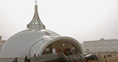 Officials from the Anglican diocese of the Arctic say they are in a financial crisis after receivers for a bankrupt contractor asked for the outstanding bills on the new Iqaluit cathedral to be paid.(CBC.ca)