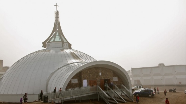 Officials from the Anglican diocese of the Arctic say they are in a financial crisis after receivers for a bankrupt contractor asked for the outstanding bills on the new Iqaluit cathedral to be paid.(CBC.ca)