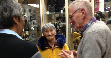Gjoa Haven elder Alice Aglukkaq talks with retired Norwegian anthropologist Tom Svensson through a translator at the Nattilik Heritage Centre. (Juanita Taylor/CBC)