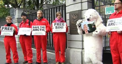 Supporters of detained Finnish Greenpeace activist Sini Saarela at the Russian Embassy in Helsinki. (Yle)