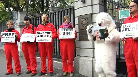 Supporters of detained Finnish Greenpeace activist Sini Saarela at the Russian Embassy in Helsinki. (Yle)