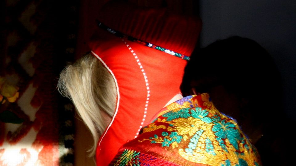 A Sámi woman wearing a traditional headress. Image: Aletta Lakkala / Yle