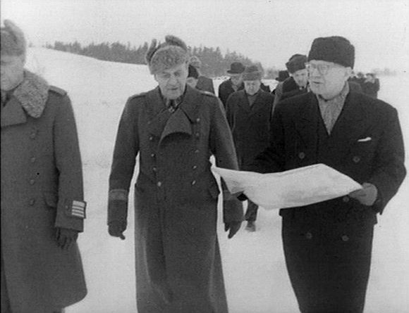 President Urho Kekkonen getting to know the newly-returned Porkkala peninsula. (Yle)