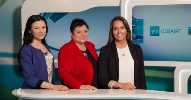 Yle Ođđasat news anchors Aletta Lakkala (left), Kaisa Aikio and Rosa-Máren Magga in the new Sámi language studio in Inari. Image: Vesa Toppari / Yle