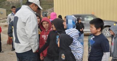 Jordin Tootoo meets with fans in the Nunavut hamlet of Kimmirut. (Emily Ridlington/CBC)