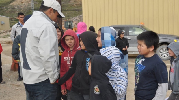 Jordin Tootoo meets with fans in the Nunavut hamlet of Kimmirut. (Emily Ridlington/CBC)