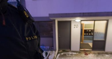 A police officer stands guard at a house where a man was shot dead by poilce in Reykjaiík on December 2, 2013. (Halldor Kolbeins / AFP)