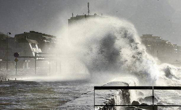 Storm Sven hits southern Sweden on December 6, 2013. On Thursday, northern Sweden braced for a winter storm, and several trains were cancelled. (Johan Nilsson/TT News Agency/AFP)