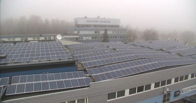 Solar panels carpet the roof of the old Salora television factory in Salo, southwest Finland. (Jussi Kallioinen / Yle)