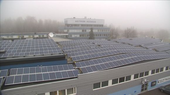 Solar panels carpet the roof of the old Salora television factory in Salo, southwest Finland. (Jussi Kallioinen / Yle)