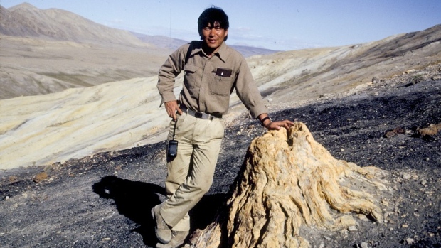 Dr. Tatsuo Sweda, de l'université de Nagoya au Japon devant un tronc fossilisé près du Fjord Strathcona sur l'île d'Ellesmere au Nunavut en 1990. (Courtoisie Dr. Jim Basinger)