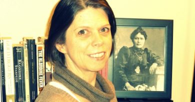 Author Deb Vanasse poses in front of a portrait of Kate Carmack, who was at one point the richest First Nations woman in the world. 'In the end, she got $500, a gold necklace and a gold watch,' Vanasse says. (CBC.ca)