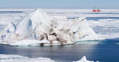 Federal officials will travel to ten Nunavut communities starting next week to talk about the potential for oil and gas exploration in Baffin Bay and Davis Strait. (Jonathan Hayward/Canadian Press)