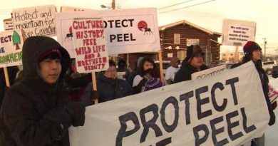 Manifestation à Inuvik dans les Territoires du Nord-Ouest contre le projet du bassin Peel ( David Thurton/CBC)