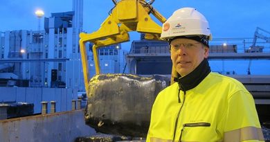 Mälarenergi's Heating Manager Niklas Gunnar in front of the first load of waste that has been shipped from Ireland. (Mälarenergi / Radio Sweden)