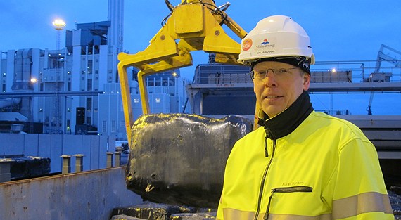 Mälarenergi's Heating Manager Niklas Gunnar in front of the first load of waste that has been shipped from Ireland. (Mälarenergi / Radio Sweden)