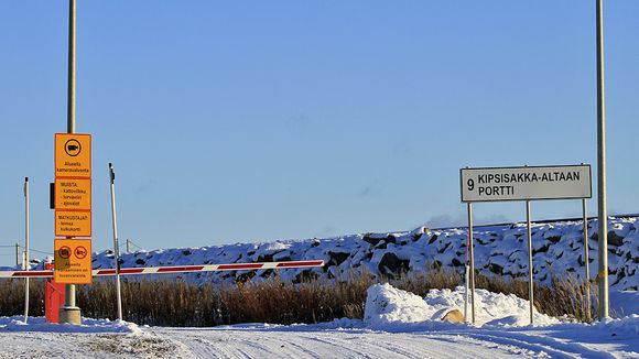 A gateway leading to the infamous gypsum pond at Talvivaara. (Heikki Rönty / Yle)