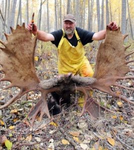 Le chasseur Heinz Naef et le panache qui détient le record mondial. (Avec la permission Brian Naef)