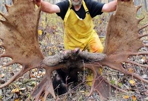 Le chasseur Heinz Naef et le panache qui détient le record mondial. (Avec la permission Brian Naef)