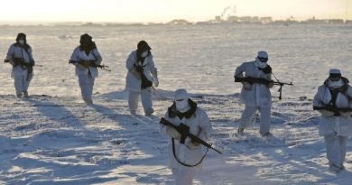 Members of the Domestic Response Company patrol near Rankin Inlet on Feb. 16 during Exercise Trillium Response. (Master Cpl Dan Pop/Canadian Army Public Affairs/CBC.ca)