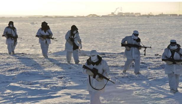 Members of the Domestic Response Company patrol near Rankin Inlet on Feb. 16 during Exercise Trillium Response. (Master Cpl Dan Pop/Canadian Army Public Affairs/CBC.ca)